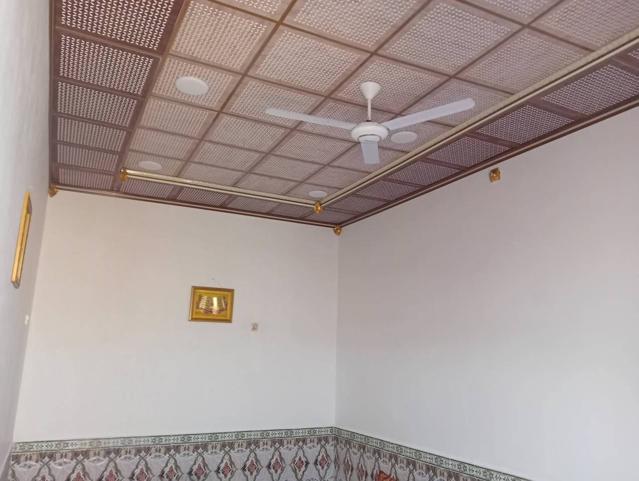 السلام عليكم بيت زراعي في ناحيةاورازيدينا وفيه قرب مدرسة صفي الدين غرفتي نوم وصاله ومطبخ كبير وحمام خارجي وداخلي استقبال البناء ابلوك شمال المساح107معه وصل بلدية وفرجميع الخدمات ونت ضوءي الاستفسار على الرقم ***********رجاءبس الشراب يتصل غاص @ماكو
