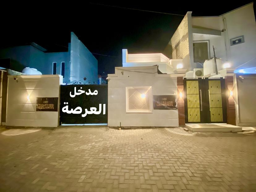 #إعلان رقم (205)

 // دار و عرصة للبيع المكان ال 36 شارع _20_  //

 #التفاصيل

دار للبيع المساحة _ 150 _ م طابق واحد جديد
غرفة واحدة + صالة + استقبال + مطبخ + صحيات داخلية وخارجية + طارمة خمس متر  +مخزن بالسطح 

و عرصة المساحة _ 150 _ م جاهزة سياج وكل تفاصيل أساس حجر ودفن تراب + سبيس وحدل الارض + سبتتنك 4*4 
العرصة تسحب عليه قرض 

الدار والعرصة طابو صرف ينباع اثنينهم او واحد منهم عرصه ام الدار المساحة الكلية _ 300 _م 

الموقع شارع _ 20 _ بظهر اذاعة الكفيل  موقع جيد
عرض الرصيف مقابل الدار _5 _م 
البيع الدار بالنقد 

الاستفسار اكثر مراجعة مكتبنا او مراسلة الصفحة او الاتصال على الرقم ادناه 

#العراق _ السماوة _حي العسكري _ قرب جامع الامام علي (ع)

رقم المكتب_ ***********_ ابو حسين 

#الخارطة للاستثمار العقاري #
        _خدمات عقارية_
