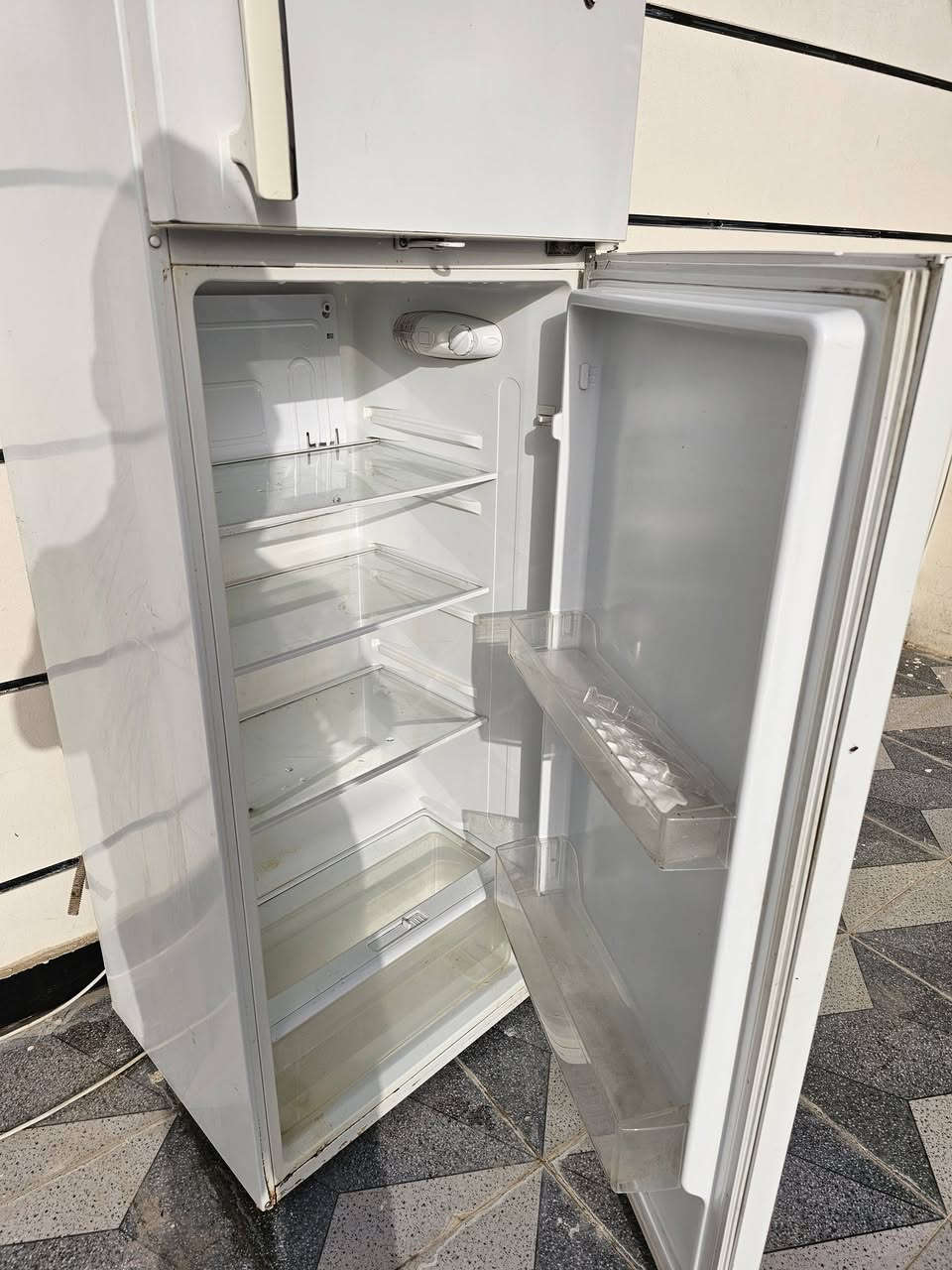 ثلاجه للبيع ١٨٠ نضيفه وتجميدشرط السعر ٢٠٠ تصال *********** مكان بعقوبه تقاطع سياحي
