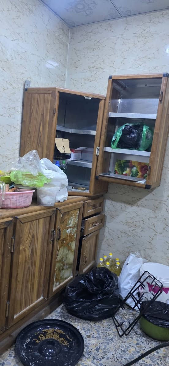 كاونتر مع معلق قطعتين  للبيع  قيم بلي يرضى الله وخذه  الي يفيده يتصل
***********
