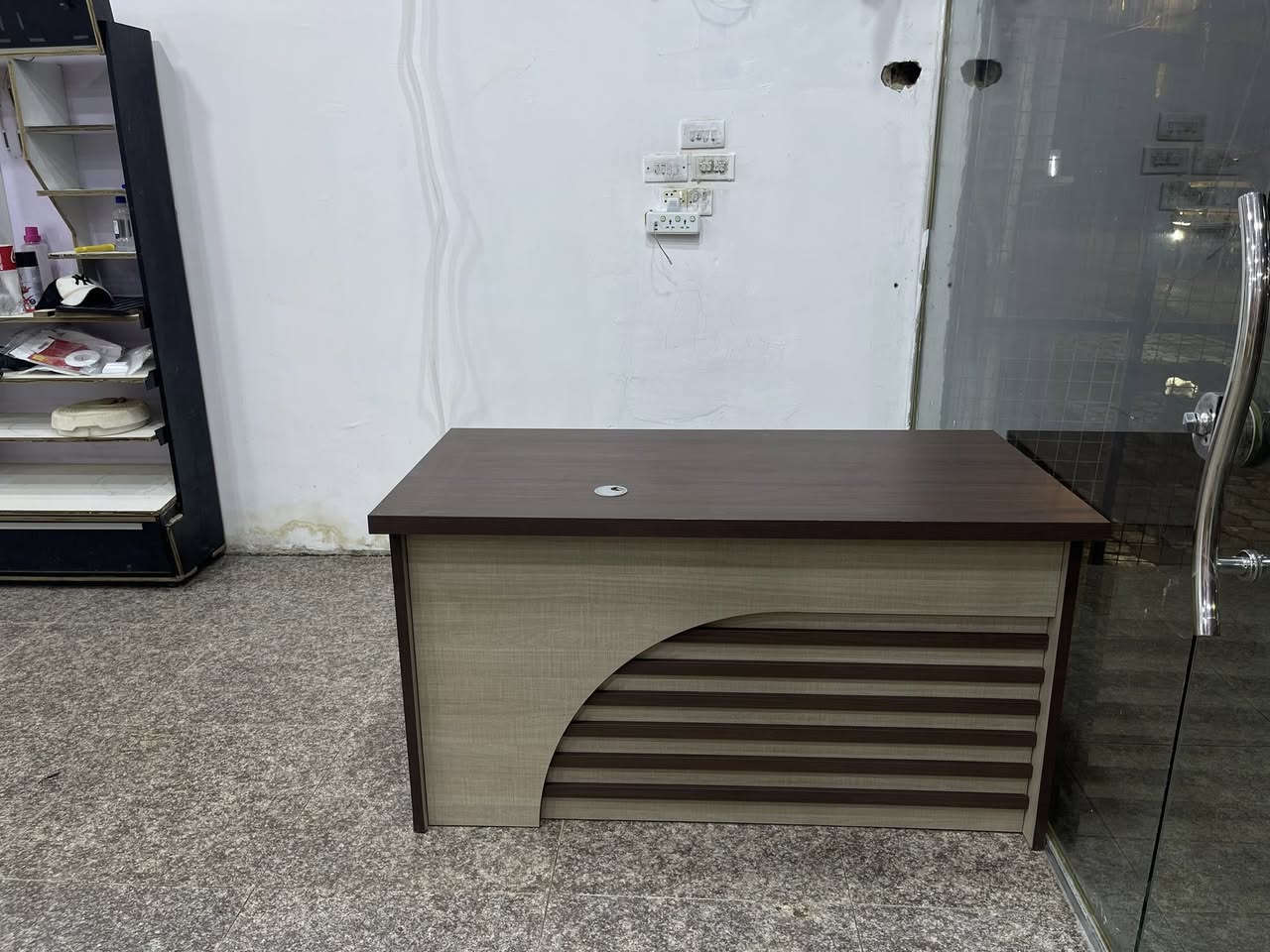 سلام عليكم 
رفوف مخضر + ميز مكتب او كاشير .
الطول ٧ مترات + ٤ مترات 
الارتفاع مثل ماموضح بالصور .
السعر المكتب مع الرفوف ٦٠٠ وبيهن مجال 
التواصل ع نفس الاسم والصفحة


**إذا كنت صاحب هذا الإعلان وتريد حذفه لأي سبب، رجاءا أرسل رسالة إلى الدعم الفني**