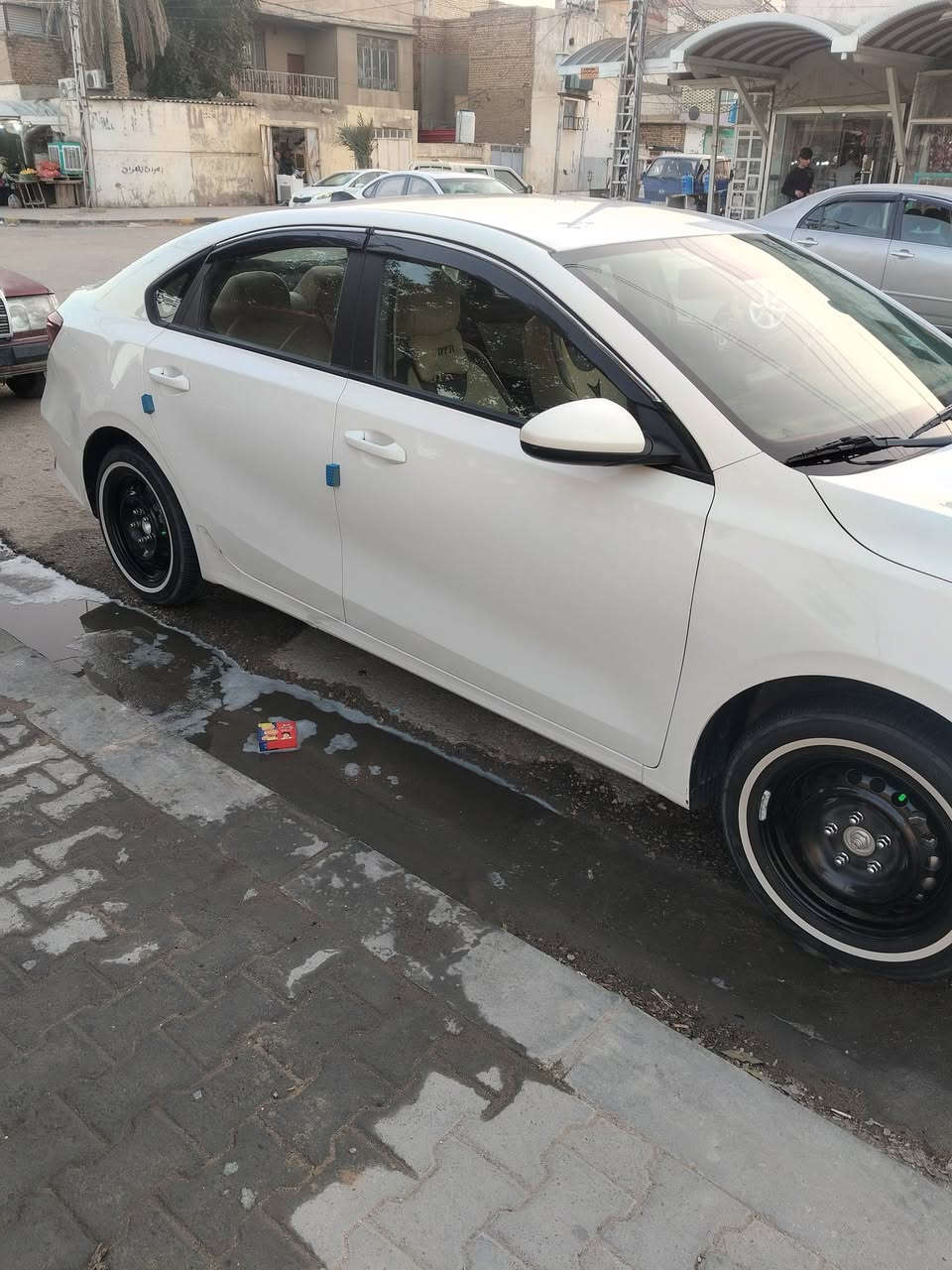 السلام عليكم سيراتو موديل 22 للبيع رقم اربيل دولي مكفوله من ضربه وصبغ والسونار موجود بالصور مواصفات تبريد قطعتين داخل بيجي شاشه وكامرة لد امامي مكينه وكير وحداديه خير من الله سعرها 155 وبيها مجال السيارة عليها غرامه بأربيل 6 اوراق تنزل من سعر السيارة مكانها نجف للاتصال ***********
