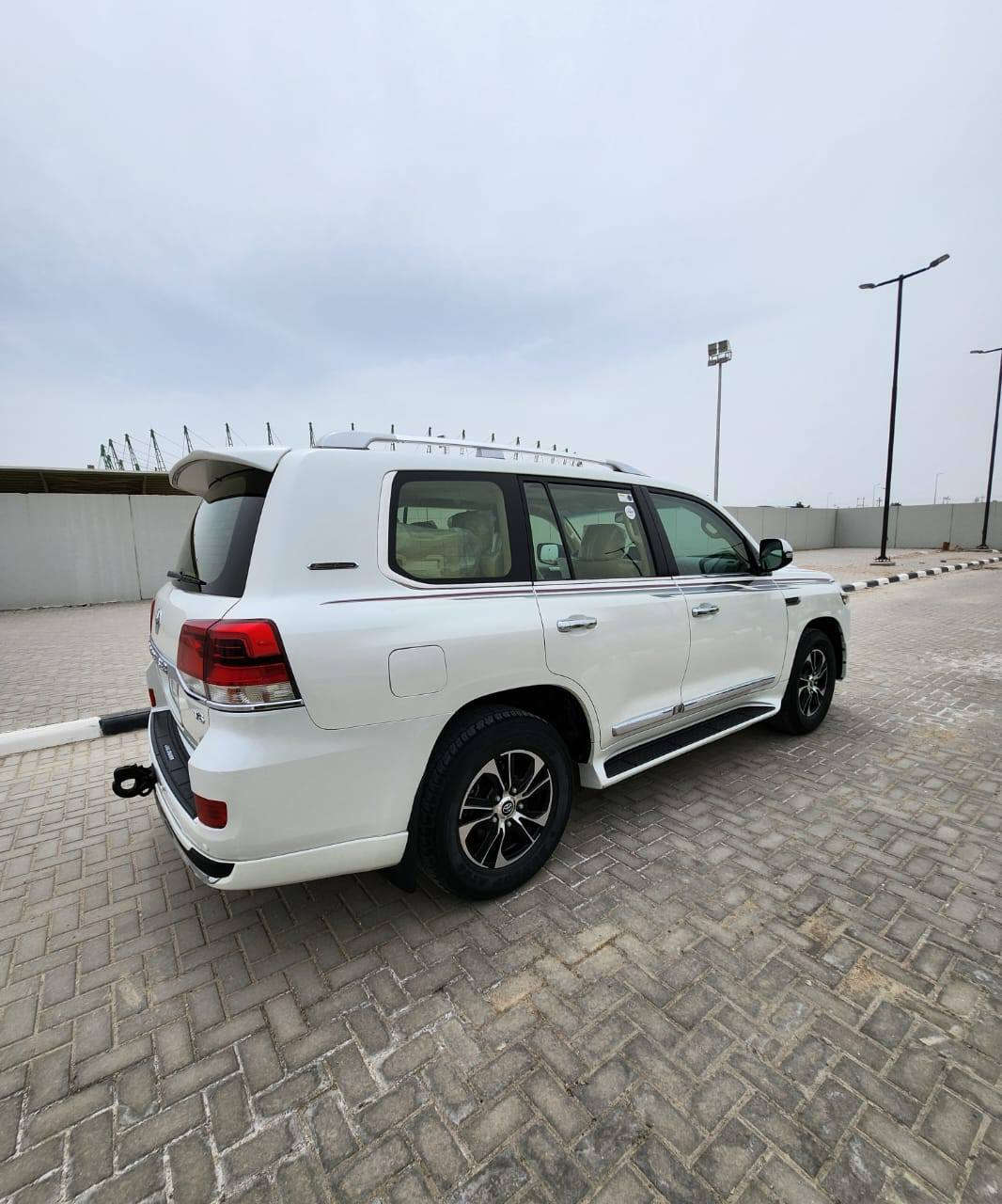 السلام عليكم للبيع فقط بدون مراوس لاندكروز جكسارة بريمية فول مواصفات رقم بصرة انكليزي بأسم اخوي موديل 2016 محرك 6سلندر ماشية 135الف السيارة جاهزة من كلشي بيها شوية صبغ بلدعامية الخلفية وصبع بارد بلبنيد مكاني البصرة السعر 430وبيها مجال 
اخوان مكلف بلنشر هذا رقم صاحبها وخابرة 
*********** البصرة, العراق
