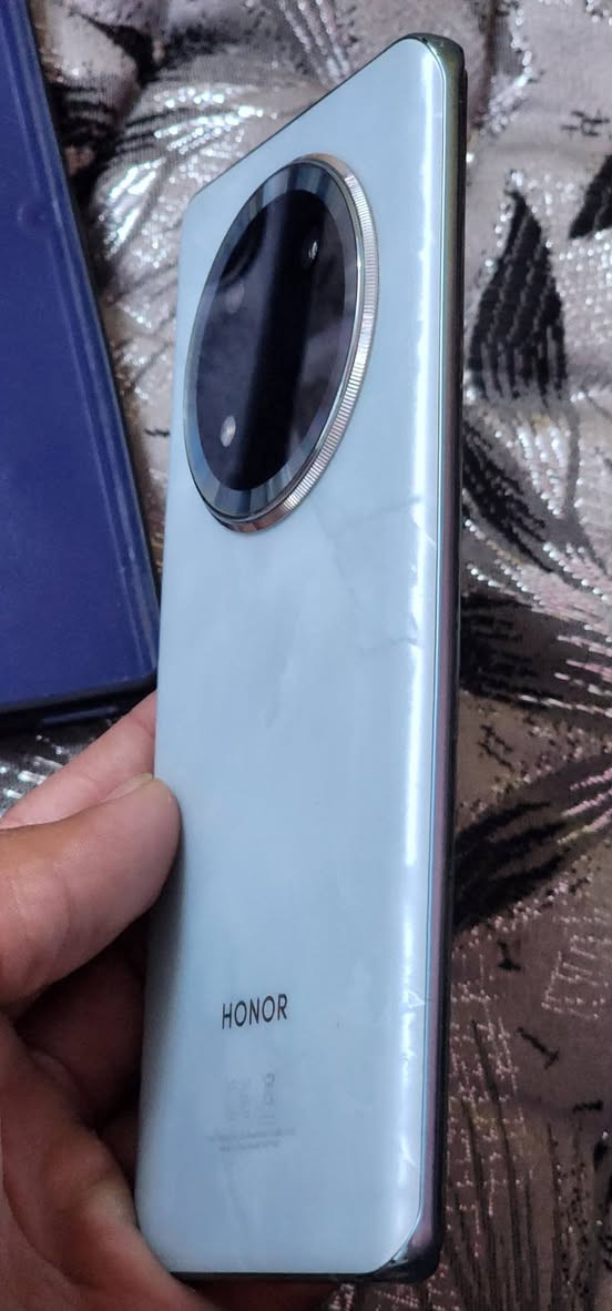 للبيع
HONOR X9c
 (جديد ونظيف استعمال فتره قليله كارتونه وملحقاته شاحنه فقط) 

الذاكرة: 12GB RAM + 256GB ROM

المعالج : 1 Snapdragon 6 Gen

البطارية: 6600mAh سيليكون كاربون

الشاشة: AMOLED بحجم 6.78 إنج، دقة 1224×2700

النظام 10 Android 16 + MagicOS

يدعم GPU Turbo للألعاب والأداء

يدعم شحن سريع

يدعم بوبجي 60 فريم سلس

تصوير فول

الجهاز نظيف جدًا، خالي من المشاكل، وكل شيء يعمل بكفاءة.
فقط بلشاشه شخط ما يأثر ع شاشه 
السعر : 300قفل 

للتواصل واتساب او الاتصال 
 *********** 
او مراسله خاص
