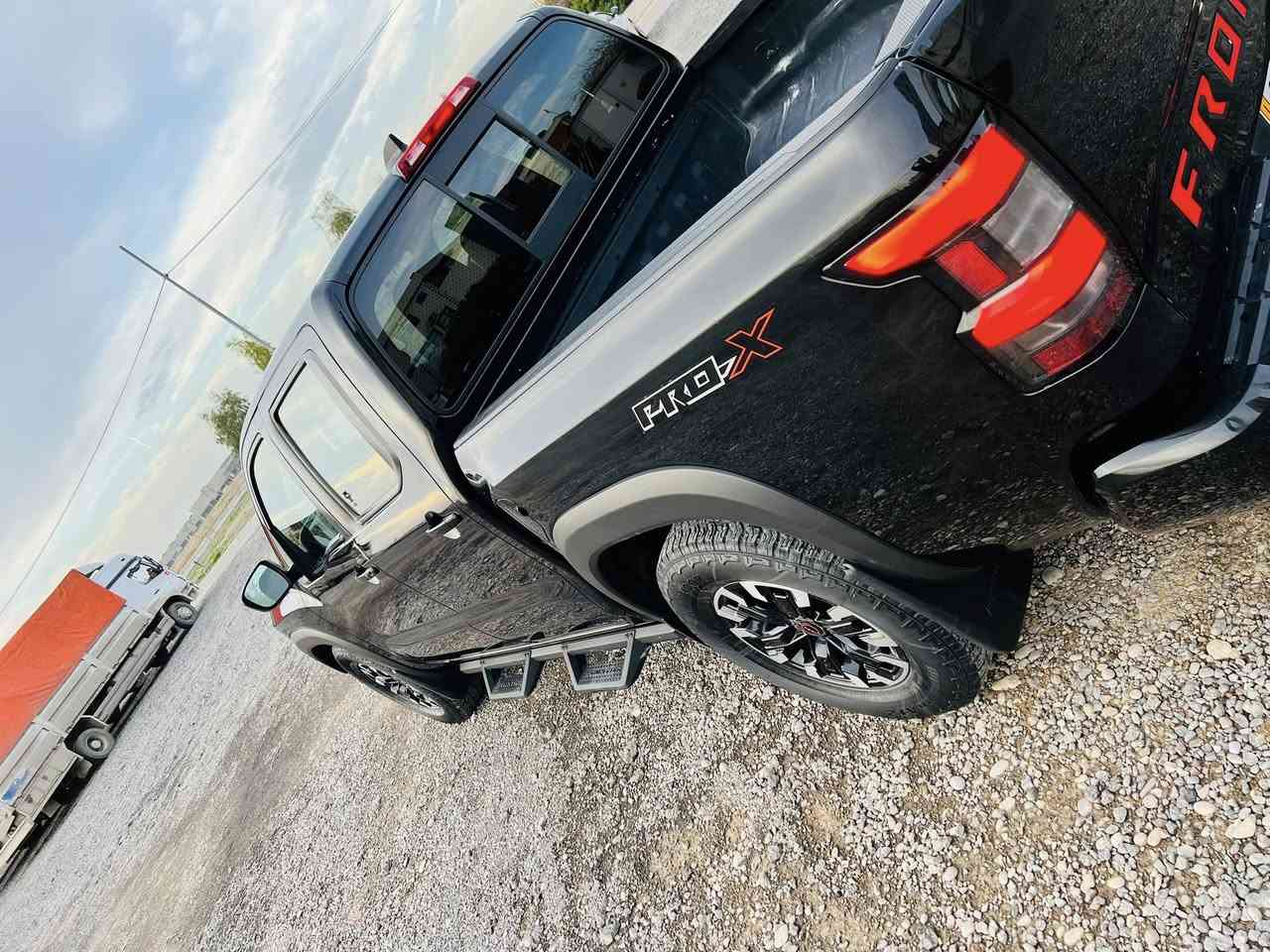 نيسان بيكب فنتيره مديل 22 برو X تويل يعني بدون فور ويل المرغوب 
بيه جاملغات خلفيه البدي فقط 2 قطعه بس كلير بدون حادث بدون معجون اثر شخط بجم كبس بلاد سياره احله من صور ماشيه 45 فقط 
رقم مميز اربيل تحويل وكاله بشرط 
سعر 250 وبيه مجال مكان اربيل ***********
