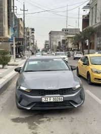 للبيع kia k5 وارد امريكي  موديل ٢٢ ماشية ٦٣ رقم اربيل لون اسمنتي فول ع...