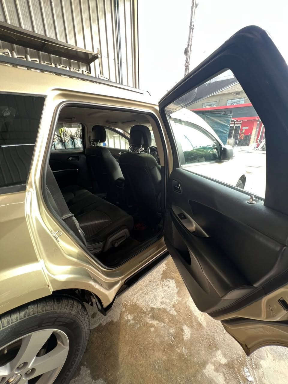 السلام عليكم
دوج جورني 2011 ستة سلندر خمسة راكب رقم بغداد الدولي بأسمي  تحويل ثاني يوم رقم وهزة وسنوية السيارة جاهزة مبيها اي نقص السيارة بيها جاملغ وبنيد لغد شاصي مكفول صور موجودة مكان السيارة بغداد الامين الثانية السعر 105 وبيها مجال باقي تفاصيل ***********
