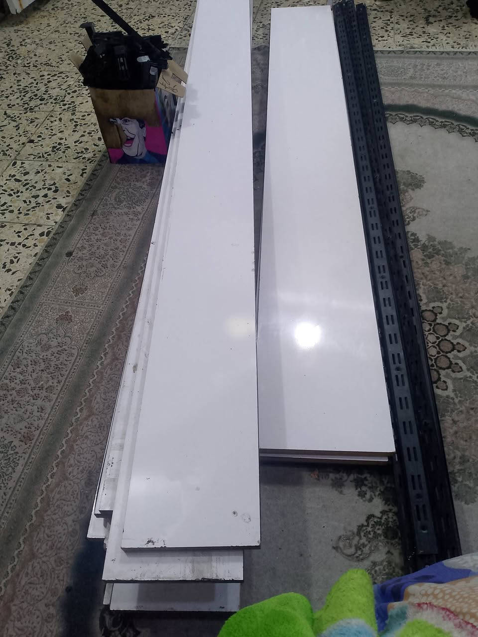 السلام عليكم رفوف محل كاملات جدد للبيع هنه والميز الشراي يتصل ***********
