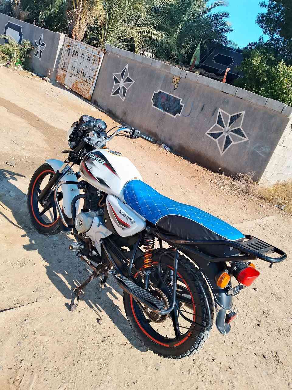 سلام عليكم دراجه بوكسر البيع موديل 2020 دراجه نضيفه خير من الله سعر ستميه وبيها مجال  الطيب بكان بغداد قرب سيطرة الشعب رقم الهاتف ***********
