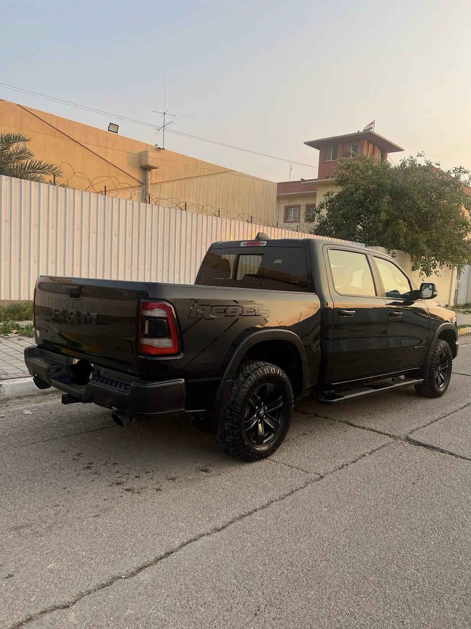 رام ريبل 2020‏RAM 
   كلين تايتل مكفولة  (رقم اربيل )
العداد :   60 الف
المحرك : V8 5.7L . 
المواصفات : 
* شاشة كبيرة 12 أنچ . 
* نظام ملاحة GPS . 
* المصابيح الأمامية زنون .
* كشافات الضباب زنون . 
* المصابيح الأمامية LED .
* المصابيح الخلفية LED . 
* نقطة عمياء . 
* دخول ذكي (بصمة) . 
* تشغيل عن بعد .
* مقاعد رياضية من الجلد خاصة لنسخة REBEL
* مقعد السائق كهربائي. 
* مقعد الراكب كهربائي. 
* كاربون فايبر . 
* تدفئة مقاعد . 
* تدفئة ستيرن . 
* حساسات امامية .
* حساسات خلفية . 
* كاميرا خلفية . 
* دوسات جانبية . 
* مكيف خلفي .
* الويلات مع الاطارات مخصصة للطرق الوعرة .
* المرايا الجانبية قابلة للطي كهربائيا .  
* إمكانية تعديل ارتفاع دواسات البنزين والبريك كهربائيا . 
* هاند بريك كهربائي . 
السعر ٣٨٠
الاستفسار ***********
