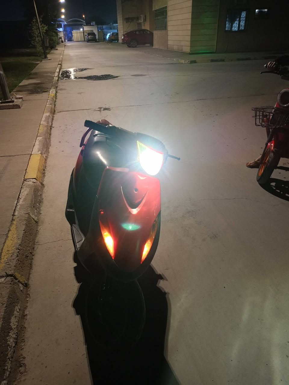 سلام عليكم دراجة ماكس عدلة كلش نظيفة مبدل بس كفرات لن كفرات مالته تعبانة مكينة خير من الله بوشهة 55 كهربائيات مالتهة كلهة شغالة بس باتري شوية تعبان رايدهة ب 500وبيهة مجال رقم التلفون *********** عنوان #بغداد عامرية
