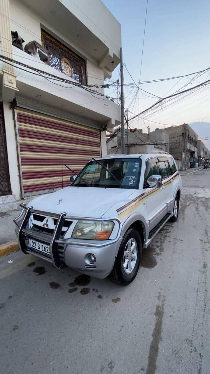 السلام عليكم 
باجيرو 2006 خليجي بدون صبغ مكفوله محرك وكير وتبريد كله جاهز محرك 3000 وداخلها نضيف جدا مكان السياره بغداد الحريه السعر 105 وبيها مجال 
الاتصال *********** بغداد, العراق
