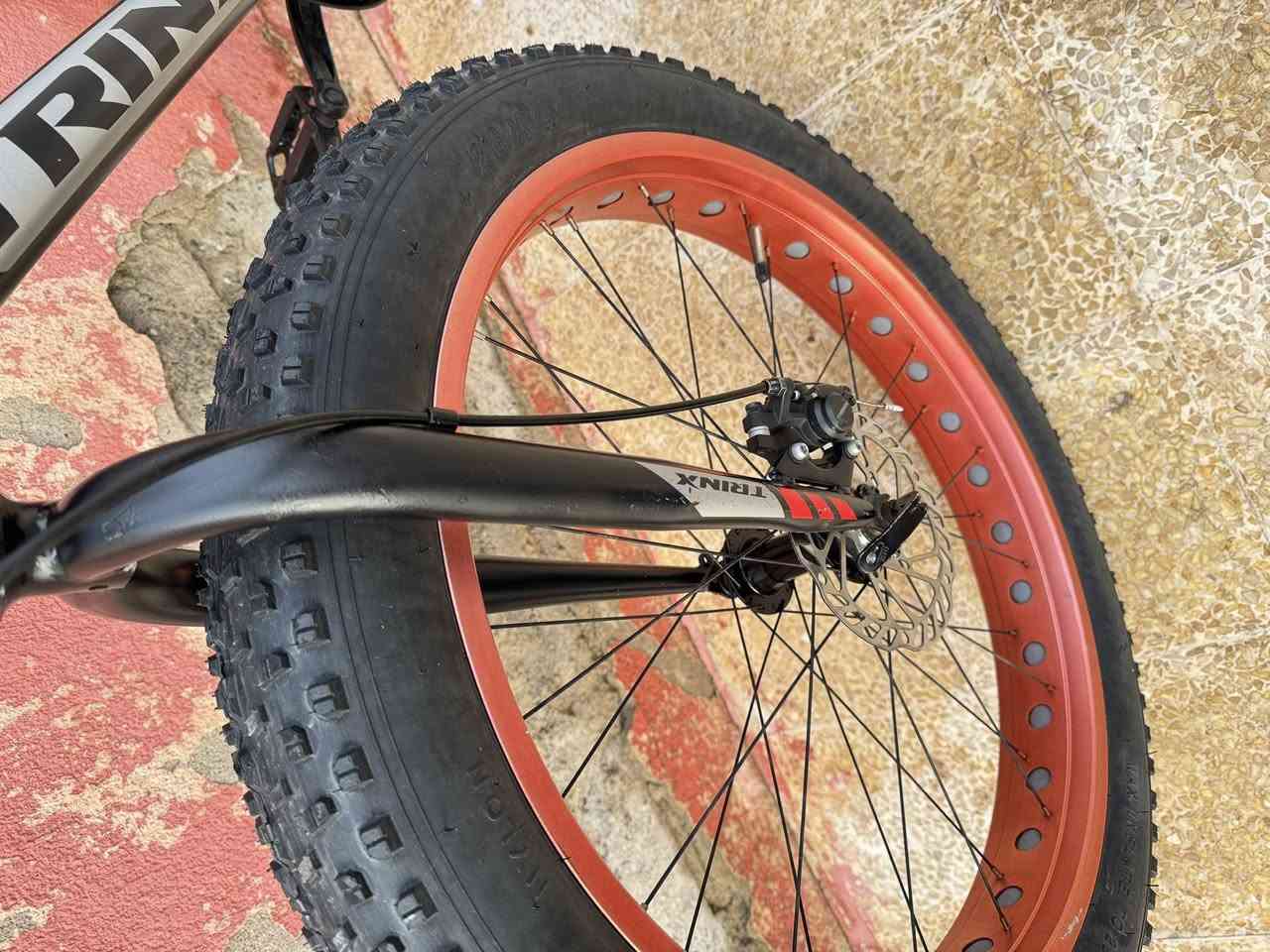 السلام عليكم اًخواني الغوالي عنديً هذي ماركة ( TRINX) غني عن التعريف حجم 26 قياس S 
عرض التايرات 26 عل 400 معدنه المنيوم 
سستم شيمانوا تورني 1/7 حت بركاتهاا 
تورني صنع ايطالي اصلي مختوم عل لشه 
نظافتها شوفت عينك بس بيها ملاحظه 
اخواني بيها فطر من جهة الصينية الامامي 
وراح انزل صورتها ب اول تعاليق الله شاهد كلشش 
نظيفه والفطر يتعالج وميظر شي الدراجة رمبه 
ممستخدمة بل عراق  سعرهاا 210 الف وبي مجال 
الاستفسار *********** تتوفر خدمة توصيل 
لجميع محافظات العراق وتحياتي للجميع
