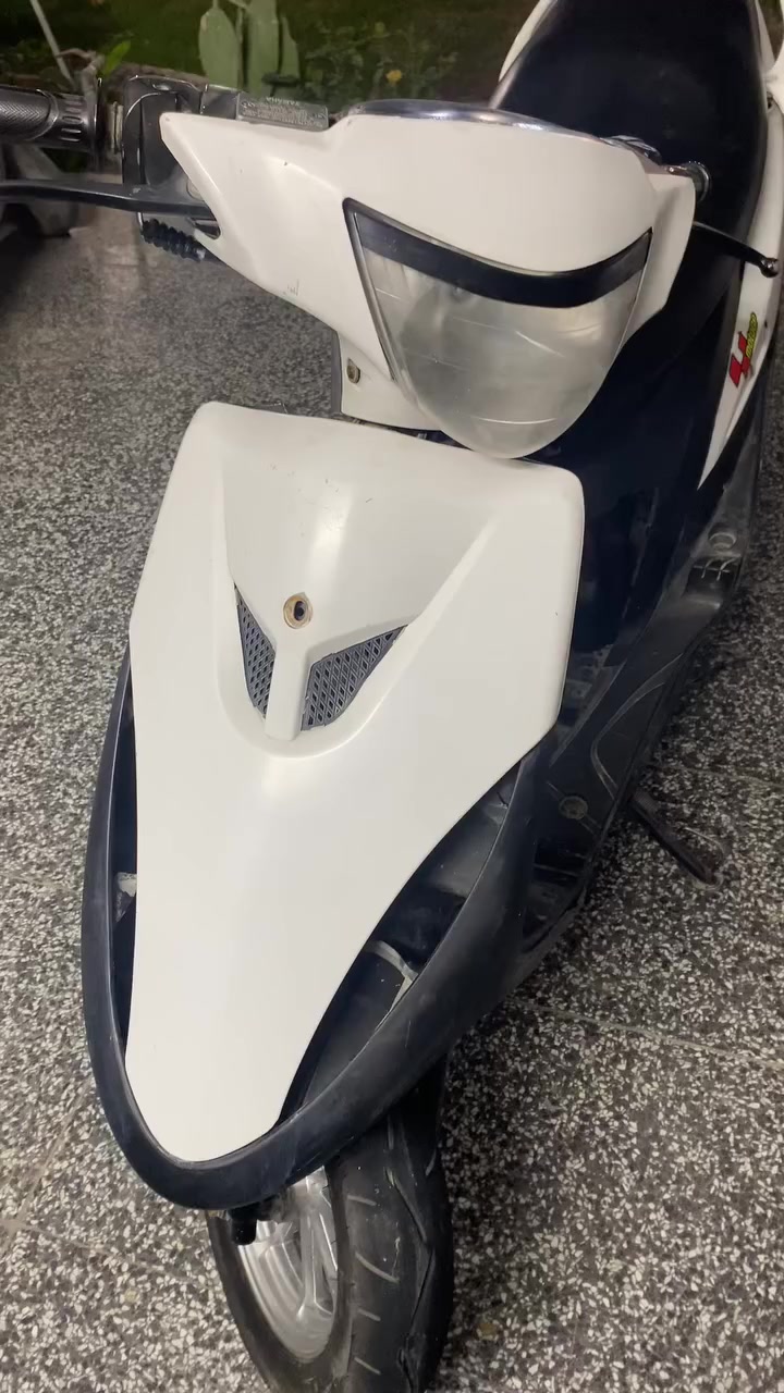 السلام عليكم حبايب عدله ٥٥ مكينه مكفوله اول فتحه الهه ، بس دبلاتهه الاماميه شويه تعبانه الدراجه شلعه تشيلك وتشمرك كهربائيات مكفوله ( الاشاير موجوده ) السعر ٤٧٥ مكاني بغداد يرموك وهذا رقمي *********** بي واتساب
