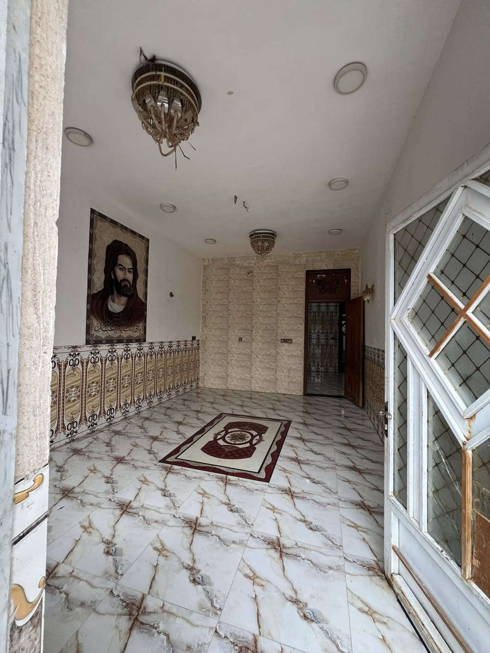 بيت بشوخيرات ١٠٠ متر قاطين غرفتين نوم 
وجه ع ساحه سعره ٦٠ مطلوب سكان ١٥ مليون 
يعني تنطي لصاحب البيت بس ٤٥ وال ١٥ يتحولن 
ع مشتري او يندفعن كلهن ويتحول بسمك مباشر 
***********
