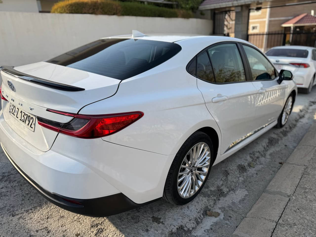 تويوتا كامرى ٢٠٢٥ هايبريد موه صفات ئه مريكى ئيل ئى ٥ پارچه و نيو بوياخه بى داخلى به لام من به حيزام ده فروشم به شه رتى سه قف و گير و مه كينه و ته حويل ته نها ئيرباگى شانى ته قيوه ٢٣ هه زارمايل رويشتوه سعرى ١٨٨وه ره قه و مه جاليكى زور كه م  موبايل *********** سوران, أربيل
