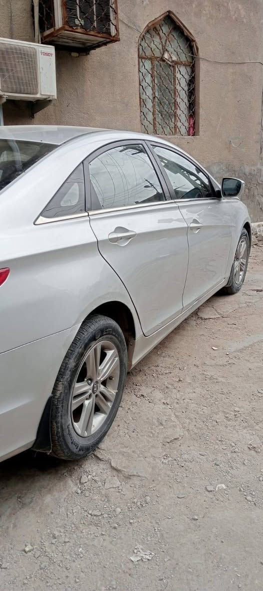 سوناتا 2014 خليجي دواخل بيجي ماشيه 158 كفاله وجديده فقط جاكلغ الامامي بي صبغ اثر طخه بستوته وعمرناها بدون فتح وتبديل تبريد قطعتين مرايه شفط سياره خير من الله  مكاني بالقرنه سعر 125 وبيها مجال للشراي خاص ماعندي اذا عجبتك السياره اتصل وخادم 
*********** المدينة, البصرة
