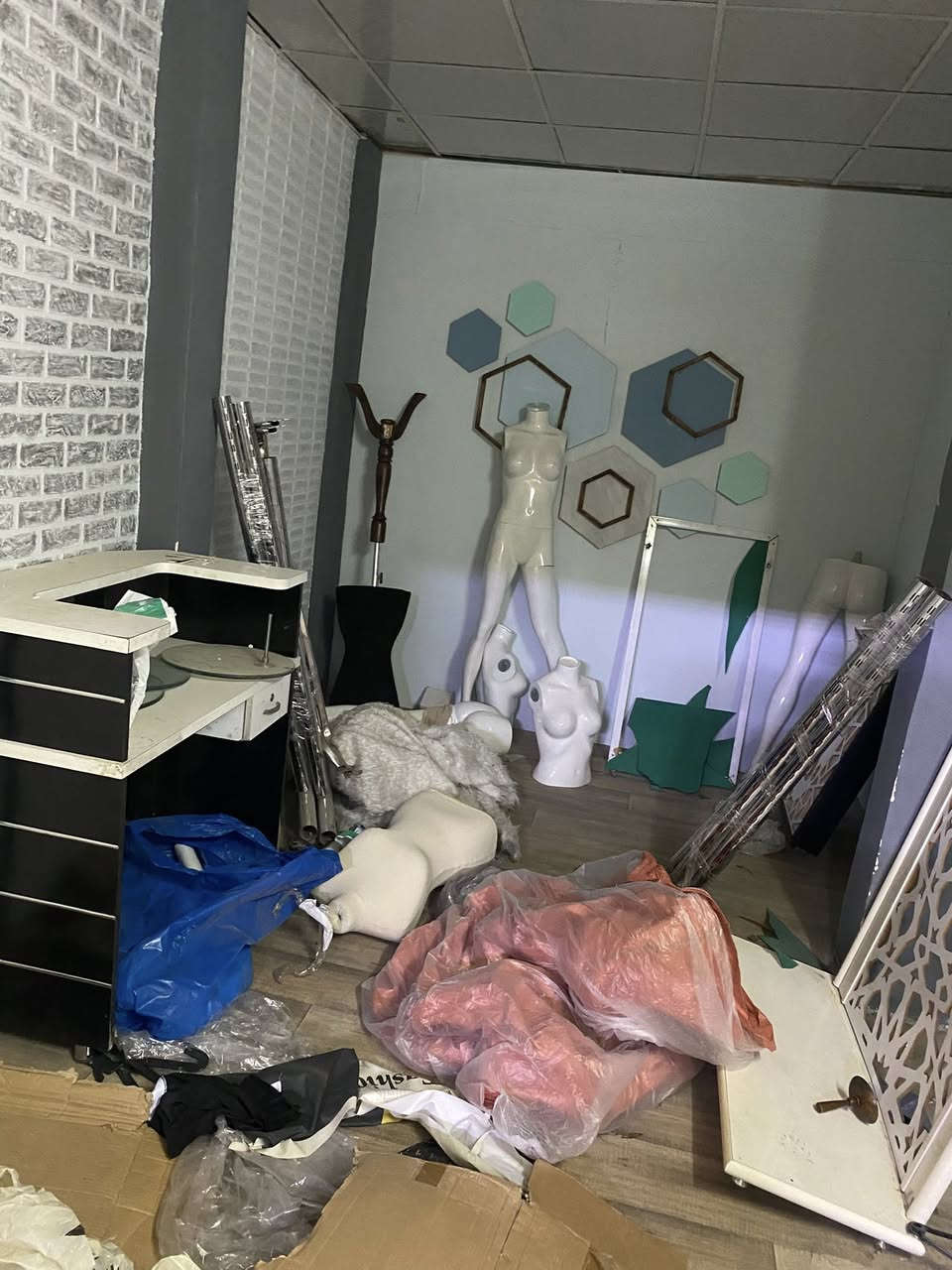 بغداد المنصور ***********
للبيع  منزع مرتب مع ملكانات وميز
