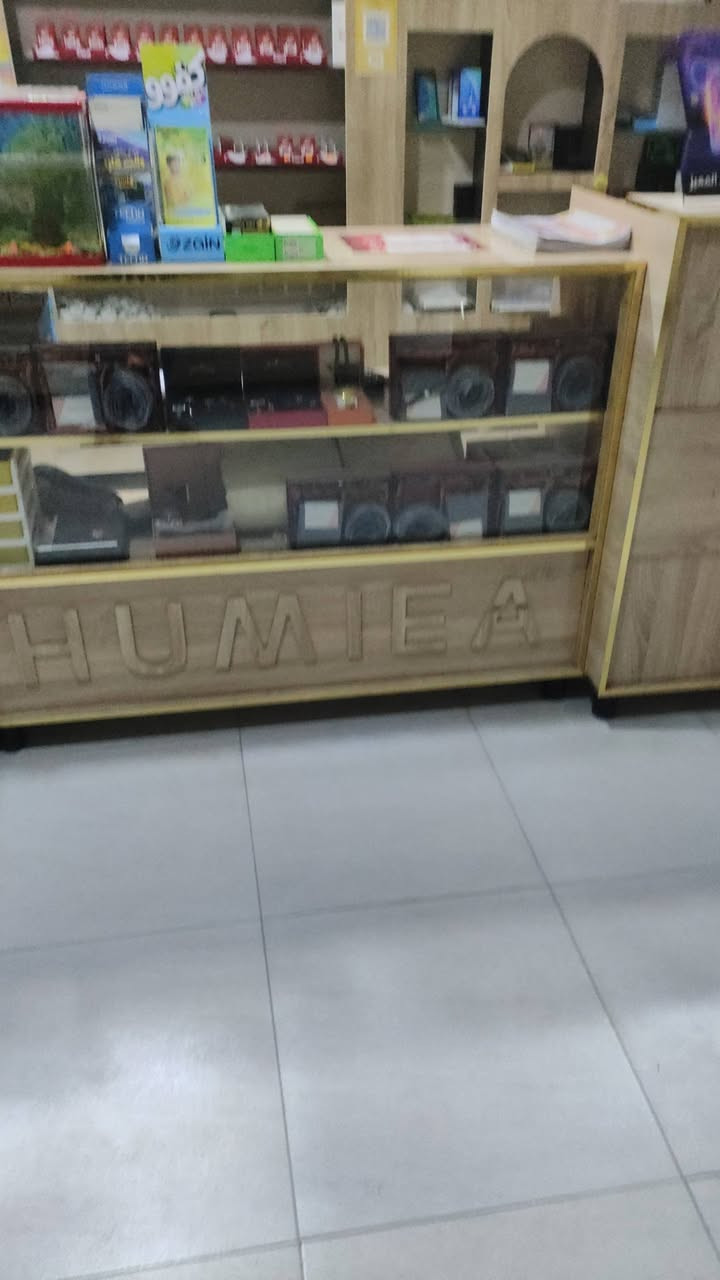 فاترينات مع ميازه للبيع محل مبايلات ليصح لصيدليات كوزمتك اسواق للاستفسار ***********
