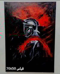 لوحة فنية رائعة بقياس 70x50 سم تظهر محارباً بتأثيرات لونية حمراء جريئة...