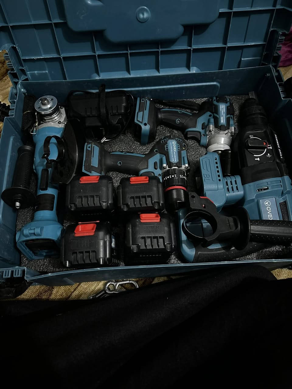 عده شحن متكامله
استعمال قليل 
كوسره شحن+دريل لقمه شحن+دريل فتح وشد شحن+دريل همر شحن +أربع بطاريات +شاحنه

السعر 120 وبيه مجال 
للتواصل علا الرقم***********
