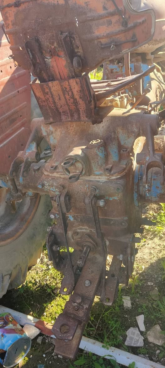 تركتر للبيع
مكان موصل 
 شرط كير محرك اكسل
سعر مليون ونص وبيه مجال 
تصال وتساب ***********
