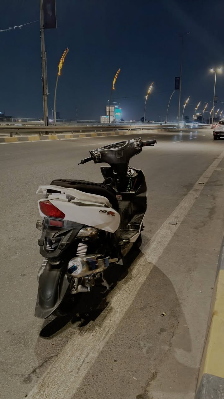 الدراجه هيه تحجي شباب اخوان لحد يطب ويحجي حجي محلو بحق الدراجه مارح أحلف بس اهم شي حجي محلو تجاه الدراجه لحد يحجي دراجه كدامكم مزوده وشلعتها نار وهيه اصلا نار ادفلوسها بيها منين ماتجي منين ماتروح مفوله بيها بس المازده ماكو والباقي كفاله تدبيها اوراق كامله 
ماشيه70الف السعر 1750 موديل 14 الشراي يجي خاص ومياخذ الا يفحص 
*********** واتس اب
