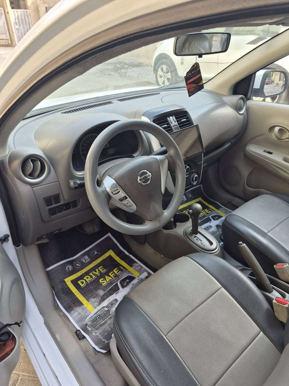 السلام عليكم نيسان صني هندي ٢٠١٦ للبيع مكينة و كير و تبريد ممتاز السيارة مدوشمة جلد دوشمة حلوة و بيها شاشة و كامرة بيها تبديل جاملغ جهة السائق و ربع قبغ الجنطة مصبوغ و بيها مكانات بارد سنوية و هزة جديدة و السيارة بأسمي و ماشية ٢٣٠ الف مكان السيارة بغداد سبع ابكار
السعر ٨٨ و بيها مجال بسيط الرجاء التواصل على الرقم صاحب السيارة *********** مو عالمسنجر
