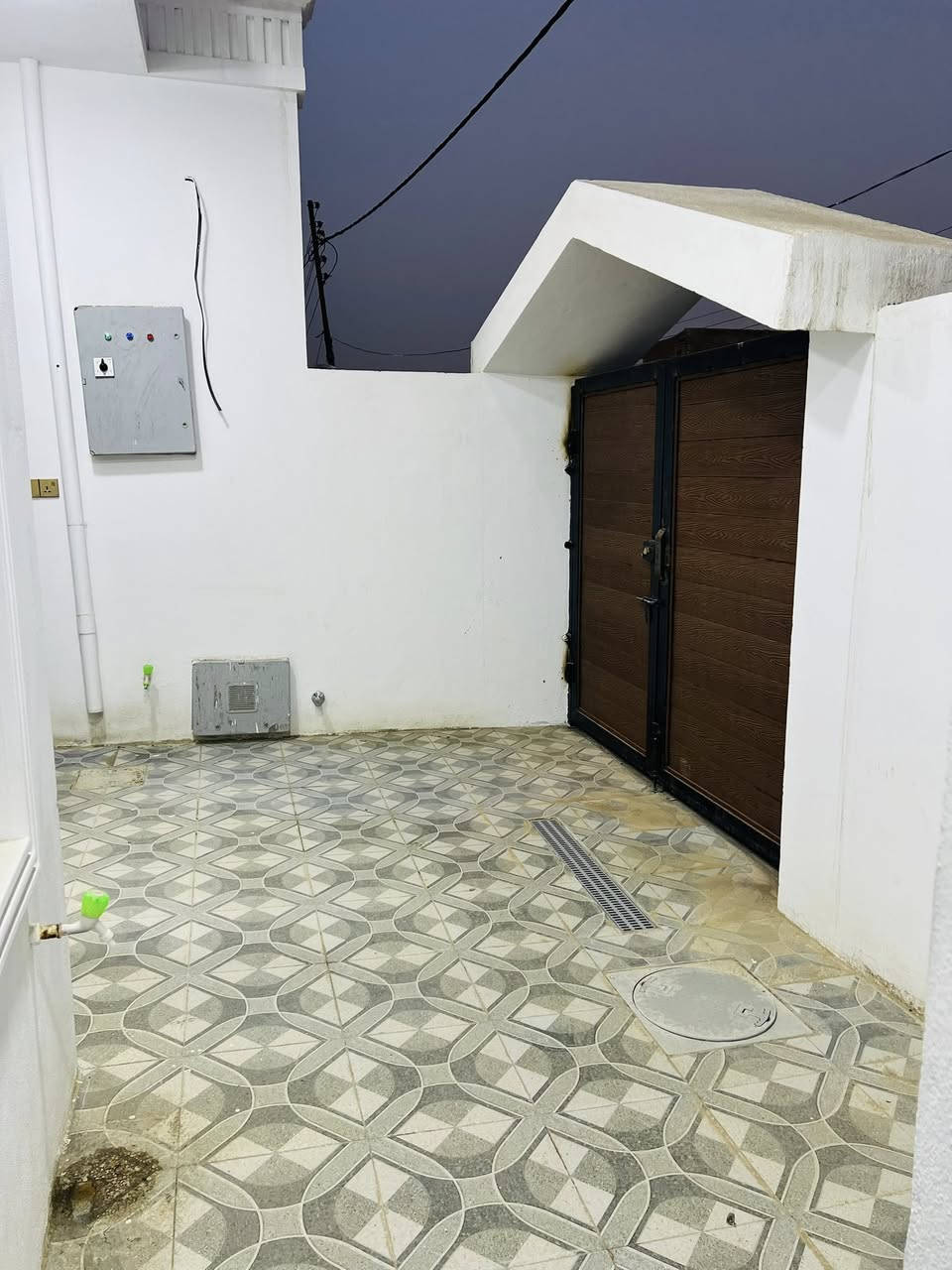 مشتملات للبيع مساحة الواحد 150م طابقين طابو صرف
بناء حديث درجه اولى صب مسلح غير مسكون متوفر كافة الخدمات من تبليط ومجاري ومقرنص كما موضوح بالصور 
يحتوي كل واحد منهم في الطابق الاول على استقبال وصاله ومطبخ وغرفه نوم وصحيات داخليه وخارجيه وفي الطابق الثاني صاله وغرفتين نوم مع صحيات ..
الموقع: كربلاء الحسينية العطيشي (حي الزهراء) بالقرب من المدرسه الهيكل 
سعر البيت الواحد 130 مليون مع المجال
للاستفسار اكثر الاتصال على الرقم
***********
***********
