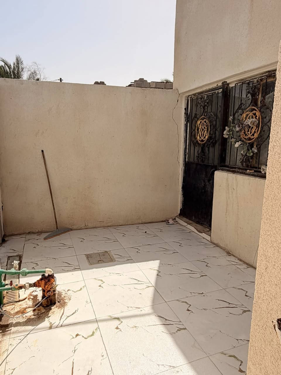 بيت الأساس كونكريت والسگف كونكريت مساحة ١٧٠ يحتوي على حمام خارجي وحمام داخلي
غرفة ٦ب٦ ماستر داخلها حمام
غرفة ٤ب٥
صالة ٤ب٥
مطبخ ٣,٥ب٣,٥
استقبال ٤ب٤
بي ممر خارجي متر على طول البيت
نهر مجاور 
للبيت مترين من النهر في حال اندفن 
 ٧٥ بي مجال بسيط

العنوان ابي الخصيب عويسيان
+964 780 632 8845


**إذا كنت صاحب هذا الإعلان وتريد حذفه لأي سبب، رجاءا أرسل رسالة إلى الدعم الفني**