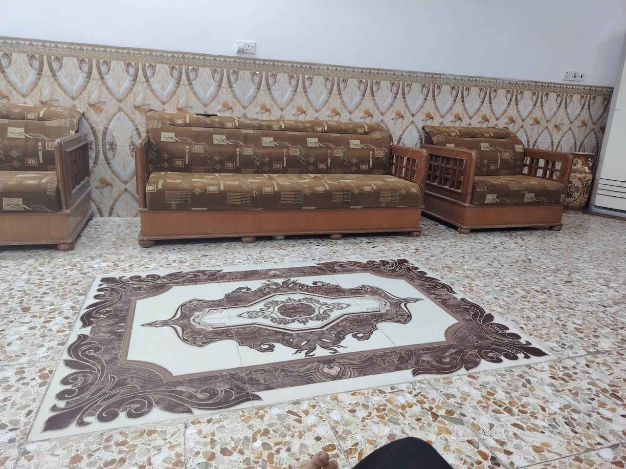السلام عليكم
تخم 175 الف 
ثلاجة 75 الف شغاله      
 مكان بغداد ***********
