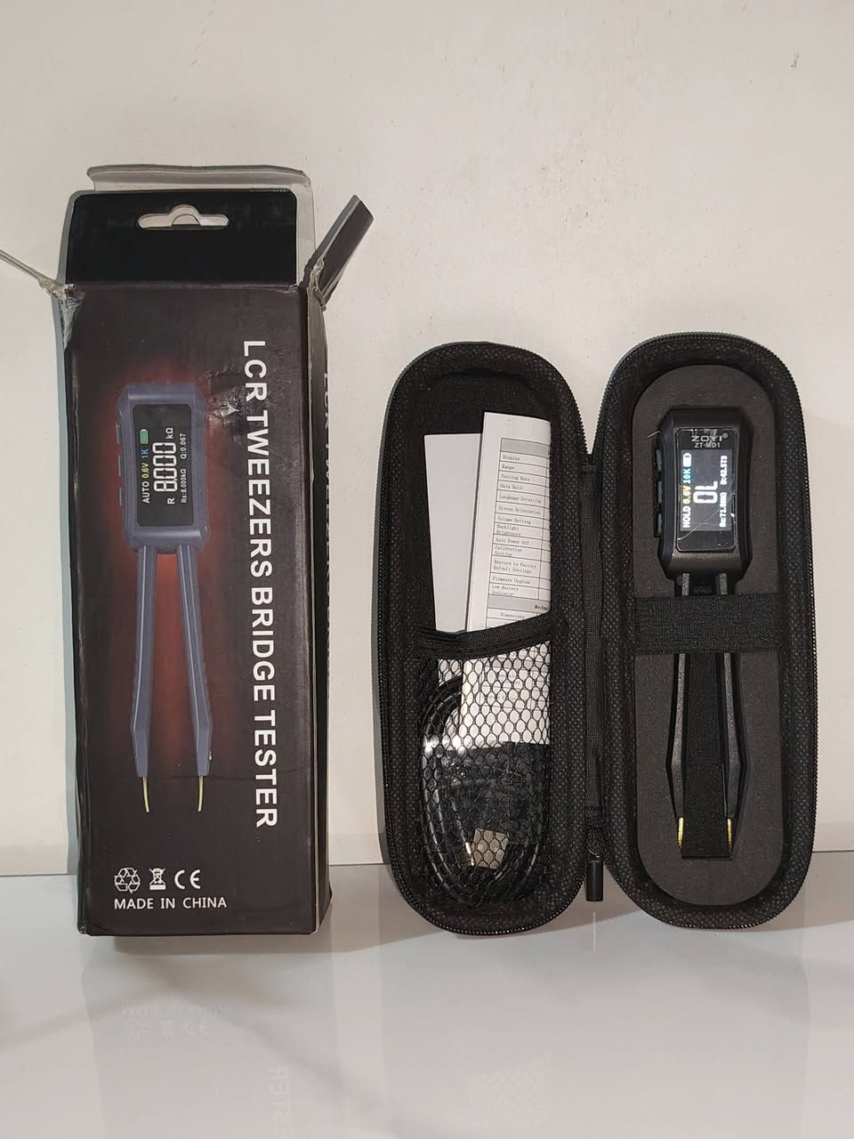 جهاز ZOYI ZT-MD1، وهو عبارة عن ملقط ذكي رقمي لقياس المكونات الإلكترونية (LCR Tweezer Bridge Tester).
الوظيفة: قياس المقاومة، السعة، والحث (LCR)، بالإضافة إلى فحص الدايود والاستمرارية. 
الميزات: تحديد تلقائي للمكونات، شاشة ملونة عالية الدقة، والقدرة على تبديل ترددات وجهد الاختبار (على سبيل المثال، 1 كيلو هرتز، 0.6 فولت). 
الاستخدام: مصمم خصيصاً لاختبار مكونات SMD الصغيرة. 
الملحقات: يأتي مع حقيبة حمل واقية.
السعر 25 الف


**إذا كنت صاحب هذا الإعلان وتريد حذفه لأي سبب، رجاءا أرسل رسالة إلى الدعم الفني**
