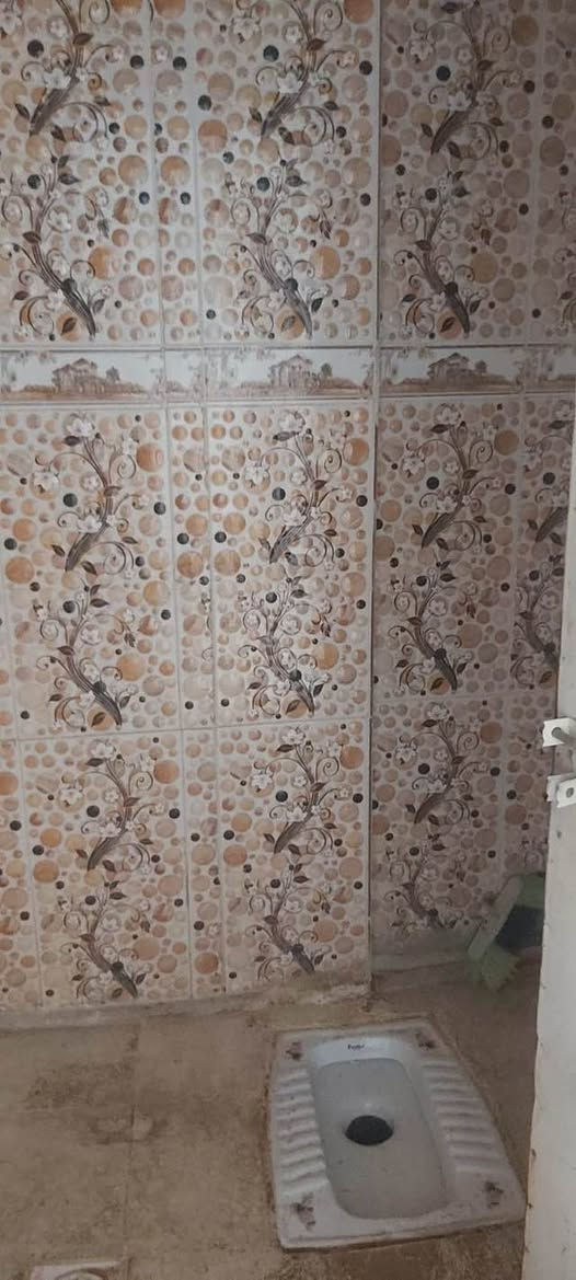 شقه درج للايجار في ٥ ميل (شارع البيضان)تحتوي على غرفتين ومطبخ وصحيات وبالكونه السعر 250 الف
***********
