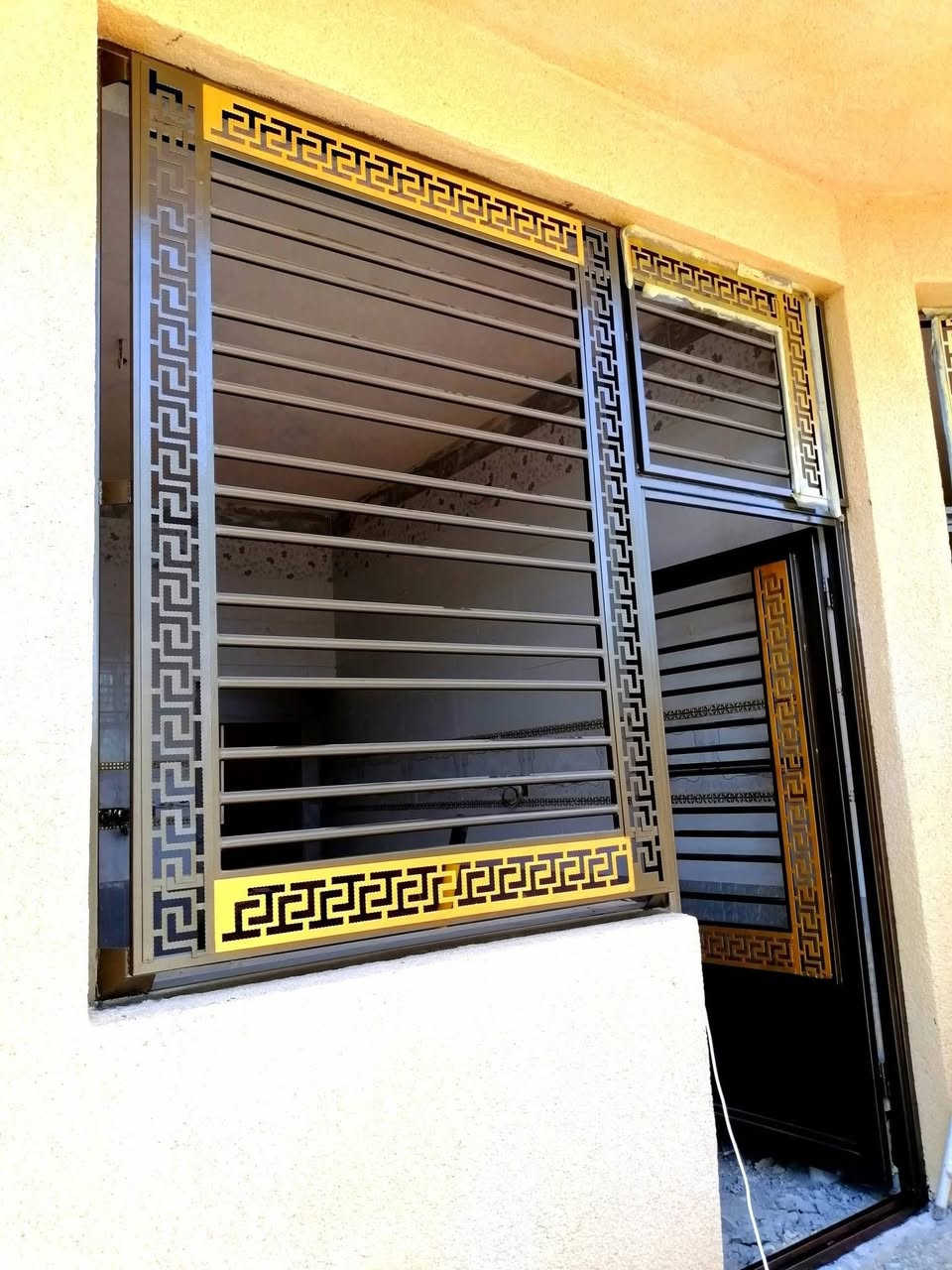 سلام وعليكم صباغ ديكورات واجهيات جدران شبابيك حديد كلشي اططلع الرقم *********** واتساب ***********
