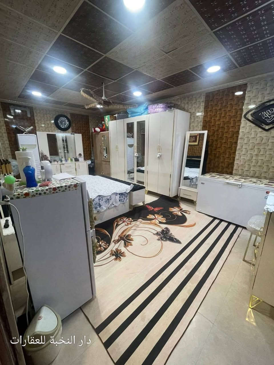 🏠 بيت طابقين حديث للبيع
​الموقع: كركوك، تسعين خلف صيدلية الريمي 
المساحة: 200 متر مربع.
نوع العقار: بناء حديث (نظام طابقتين منفصلتين).
​📋 تفاصيل وتوزيع الطوابق:
​الطابق الأول:
​غرفتين نوم.
​هول داخلي واسع.
​غرفة استقبال.
​مطبخ
​مجموعة صحيات.
​الطابق الثاني (منعزل تماماً - مؤجر حالياً):
​الحالة: مؤجر بمبلغ 300,000 دينار
​غرفتين نوم.
​هول داخلي.
​غرفة استقبال.
​مطبخ وصحيات.
​🔍 الوضع القانوني والخدمي:
​نوع السند: بلدية (وليس طابو صرف ).
​الموقف القانوني: معاملة كاملة وأصولية مع وجود رقم تسلسلي خاص بالعقار.

​مكتب دار النخبة للعقارات والمقاولات
​📞 للاستفسار والتواصل مباشرة أو عبر الواتساب:
​***********
​***********
​***********
​📍 عنوان المكتب:
كركوك - الواسطي - سايدين شقق الغاز - سايدين بداية سايدين القديمة.
