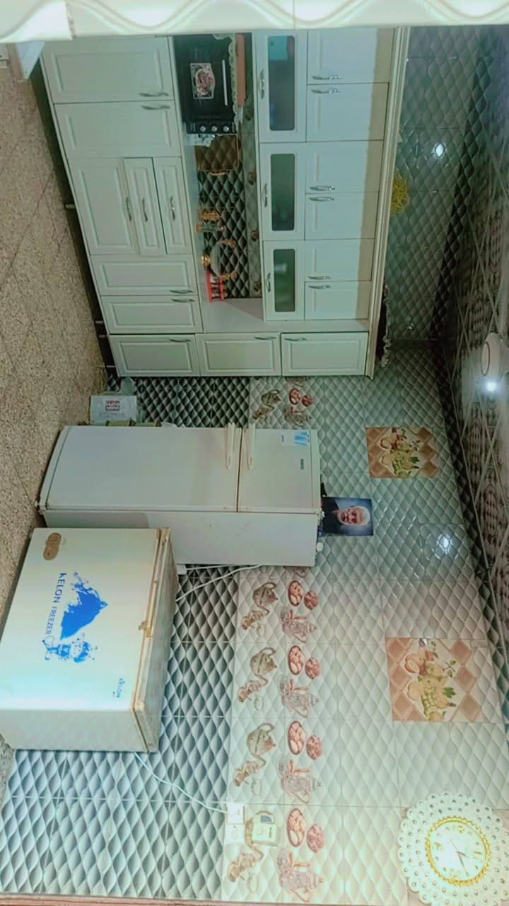 سلام عليكم دار للبيع مساحه 360 متر زراعي وره ضريح المتنبي مباشره بي 2 غرف نوم وصاله وستقبال ومطبخ واي استفسار هذا رقم الهاتف ***********

