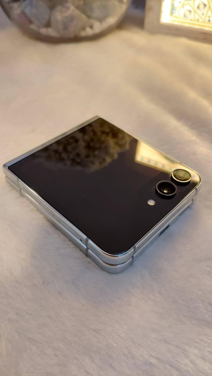 Z flip 5
وارد يابان 
نضافة ممتازة 
مواصفاتة معروفة 
***********
بغداد حي الجامعة 
375 الف
شاحن وكفر
