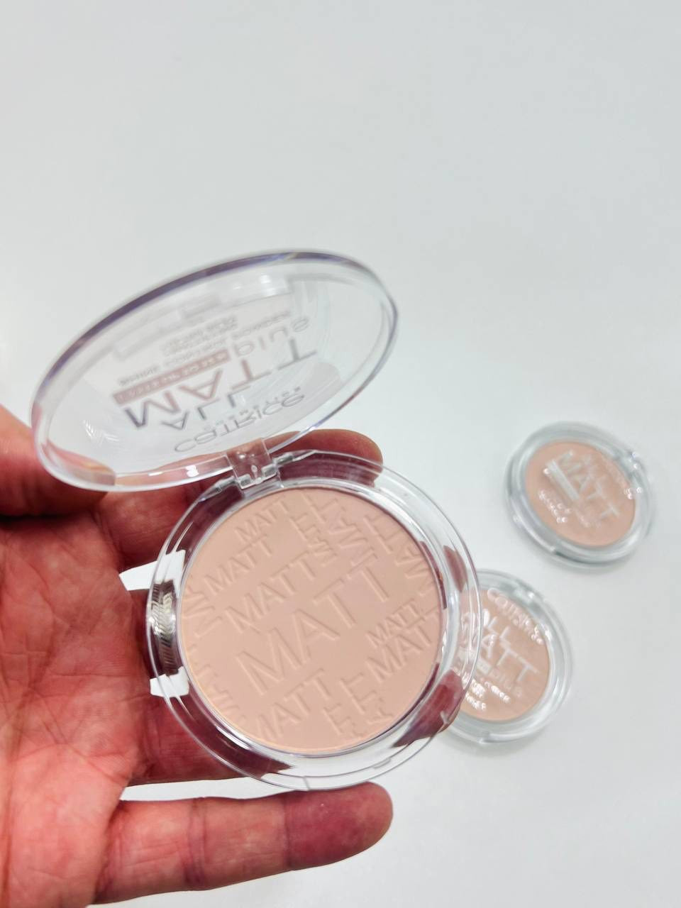 بودرة كاتريس بلس (All Matt Plus)
ೀ   🐰ྀི   ୨୧
بودرة مضغوطة للتحكم في اللمعان وتثبيت المكياج ✨
مثالية للبشرة الدهنية والمختلطة بفضل تركيبتها الخالية من الزيوت. 🥹
 تمنح مظهراً "مات" (مطفي) ناعماً يدوم طويلاً (حتى ١٢ ساعة)  🫶🏻
نباتية، خفيفة على البشرة، ولا تسد المسام
 خفيفة إلى متوسطة🌷
متوفر بدرجتين ‼️
للبشـرة البيضة 🫶🏻
للبشرة الحنطية 🫶🏻 المنشأ ايطاليا

توجد توصيل لجميع المحافظات العراق 🇮🇶🚚🚕للحجز والاستفسار يرجى التواصل عبر الخاص 📩💌توجد لدينا عروض خاصة وخصومات وهدايا 🎁😍


**إذا كنت صاحب هذا الإعلان وتريد حذفه لأي سبب، رجاءا أرسل رسالة إلى الدعم الفني**