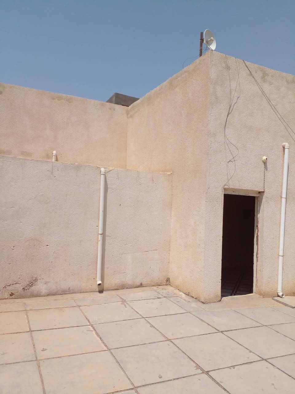 إعلان 📢 
للبيع بيت في حي الصدر طابو صرف قرب جامع الرحمن
مساحة 229 متر (ركن) مع فضله بصف البيت 170 م
التفاصيل:
الطابق الأول ( غرفتين براني صالة مخزن مطبخ مسبح وصحيات) صب كونكريت بناء التسعينات 
الطابق الثاني ( غرفتين وصالة) عكاده بناء سنة 2022
السعر 💵 185 وقابل للتفاوض 
للاستفسار ☎️ *********** واتساب 📞 
مكتب التيسير للعقارات ام العصافير مقابل جامع الزهراء
