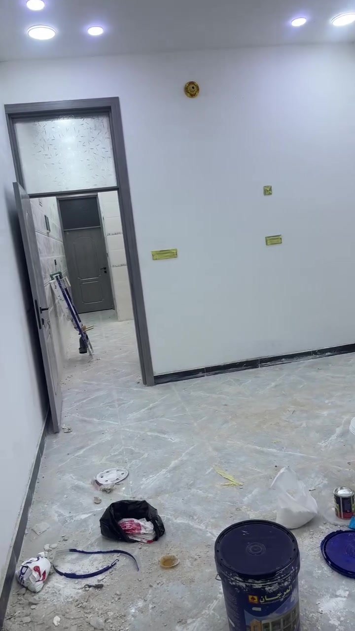 🏠 للبيع بيت بناء حديث فول مواصفات - مدينة الصدر 🏠ملحضه اذا مراوس بنص قطعه هم اروس بل قطاعات البديا 

يا الله يا كريم  
بيت جديد صارنه ٢٠ يوم ساكنين بي البيت حديث نظام مودرن وتشطيب درجة أولى ✨

📍 العنوان: بغداد - مدينة الصدر - قطاع 28 - خلف سيد صروط  
📐 المساحة: 72م - نص قطعة - قاطين بناء  
💰 السعر: 145 مليون وبي مجال للشراي الصدگ

✅ مواصفات البيت: نضام نترنيت دفن نضام سبالت دفن نضام بواري كلا دفن البيت كامل مكمل 
بناء حديث توه ساكنين بي البيت صب مسلح
نظام حديث أبواب تركية + جام مثلج + سبوت لايت
تأسيس كهرباء ضمان الكهربئيات ٢٥ سنه وماي جديد كامل
الصبغ والبورسلين بعدة جديد، البيت يلمع مثل ما بالصورة
الموقع حلو قريب على الشارع العام اول فرع خلف سيد صروط منطقة معروفة

البيت مناسب للعرسان أو عائلا.

للإستفسار والمعاينة الاتصال على الرقم. *********** متوفر وتساب كذالك X  
ملاحظة: الاتصال للشراي الجاد
