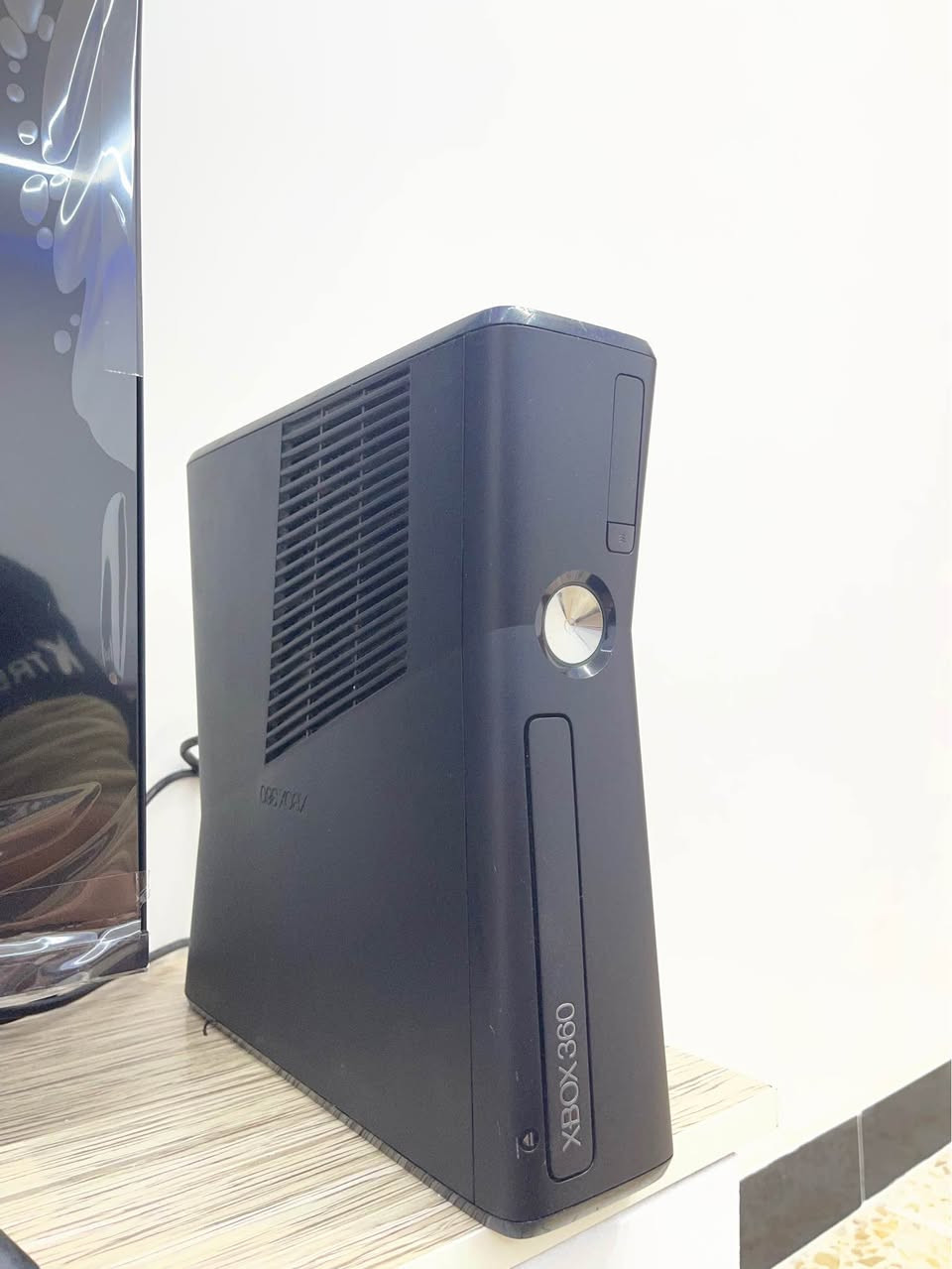 اكس بوكس 360 نظيف 
مامفتوح جهاز
2 جوستك واير
كيبل اج دي
محولة الاصلية
هارد 250 كيكا مع 245 لعبة 
السعر 120 الف
رقم الهاتف *********** البصرة, العراق
