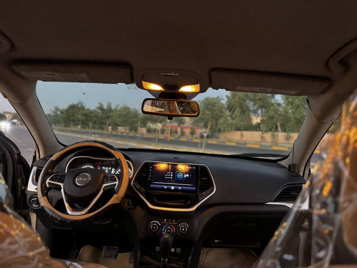 🚙 بۆ فرۆشتن: Jeep Cherokee Sport 🚙
​نموونەیەک لە جوانی، بەهێزی و توندوتۆڵی! سەیارەیەکی خێزانی و گەشتیاری بێخەوش، ئامادە بۆ لێخوڕین بەبێ هیچ مەسرەفێک.
​📌 تایبەتمەندییە سەرەکییەکان:
​جۆری سەیارە: Jeep Cherokee ( 2015 )
​مەکینە: 2.4L MultiAir (زۆر مەکینەیەکی کەممەسڕەف و بەهێز)
​ڕۆیشتوو: 89,346 میل (یاخود 143,789 کم)
​ژمارە: هەولێر (تەحویل بەشەرت )
​ڕەنگ چکلێتی
​ناوەوە و ئۆپشنەکان:
​ناوەوەی زۆر خاوێنە و 
​شاشە گەورە 
​ویل کەمەرە ڕەسەنەکانی شەریکە.
چوار جام کارەبا 
​سندوقی دواوەی زۆر گەورە و گونجاو بۆ سەفەر و کەلوپەل.
​لایتەکان هێد (LED) و لید، تەمومژ و ناوبڕی زۆر بەهێز.
​🛠️ تێبینی: سەیارەکە لە ڕووی مەکینە، گێڕ، و تەقە و ڕەقە بەشەرتە و هیچی تێدا نییە تەنیا دوو پارچەی بۆیاغە بەبێ ناو گرتن دەرگای سایەق و چەمەلوغەکەی. زۆر توندوتۆڵە و تەنها کڕیاری جدی پەیوەندی بکات. ​📞 بۆ زانیاری زیاتر و نرخ: 
***********
شوێن کەلار كالار, السليمانية
