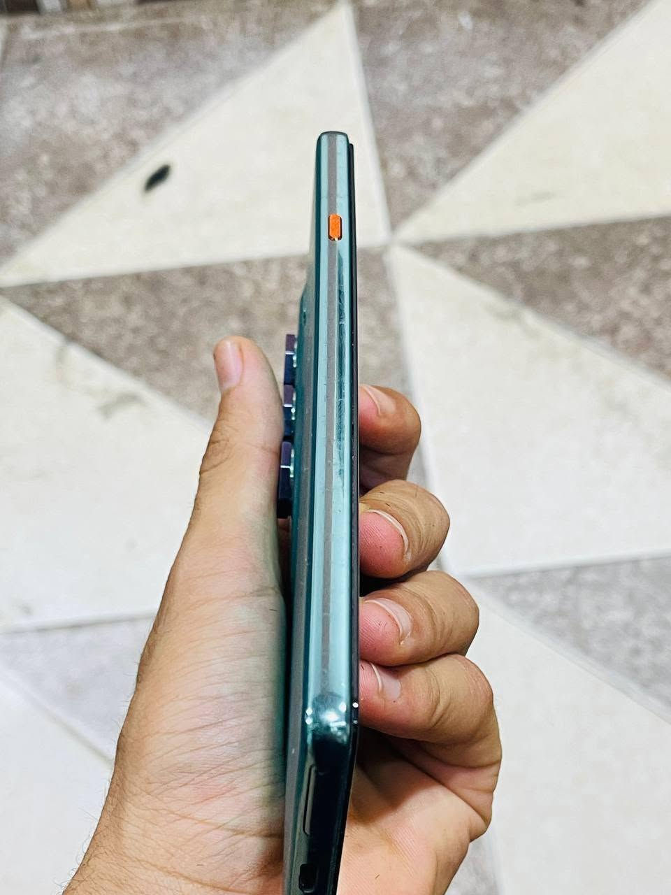 السلام عليكم 
 للبيع تيكنو كومون40النضافه١٠٠٪.مستعمل شهر التفاصيل الاجهاز👇

الشاشة: AMOLED قياس 6.78 إنج، دقة +FHD، ومعدل تحديث 120Hz.
الكاميرا الخلفية:
50 ميغابكسل مع مثبت بصري (OIS).
8 ميغابكسل واسعة الزاوية.
الكاميرا الأمامية: 32 ميغابكسل.
البطارية: 5200mAh.
الشحن: سريع بقدرة 45 واط.
الصوت: سماعتان ستيريو مع Dolby Atmos.
الاتصال: يدعم 4G وNFC وUSB-C وIR Blaster
التصال اوالستفسار واتساب👇
***********
