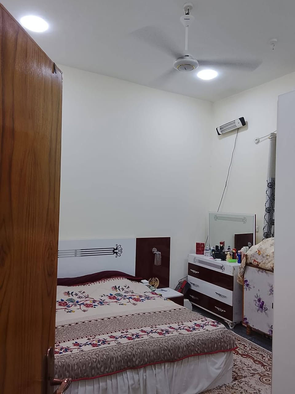اسعد الله اوقاتكم بكل خير 🔷 
احبتي دار سكان البيت المساحه ٢٠٠متر +فضله ٧٠متر 
يعني تطلع مساحه البيت الكليه ٢٧٠متر موقع البيت البصره ابو الخصيب شارع العوجه ◼️غريب علا شارع العوجه ميت متر وعلئ شارع ١٠متر تبليط 
جميع الخدمات متوفره ماي كهربه تبليط 
البيت يحتو علئ 
2غرف منام 
صاله
مطبخ
ديوان 
كراج 
حديقه 🌾🌵🌹وكذالك البيت هوه وثاثه
نوع العقار طابو زراعي عراقي وكاله ونسخه من الطابو ◼️ 
العالم البيت معه جميع الاثاث 
وسعر البيت 120اوبي مجال 💸 
الستفسار علا 
***********
***********
