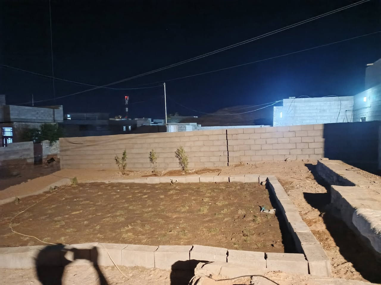 بيت. في هيت حي البكر الغربي مساحه 300 بيت متكون من غرفتين وصاله وصحيات البيت كله سيراميك بس الصاله باقيه، مامصطره، ومبيضه بيت مجعب الديوان ومطبخ وكنيدور وياه 1000 بلوكه مال زخيخه سعر 20 وبي مجال رقم الهاتف واتساب ‏‪***********‬‏

