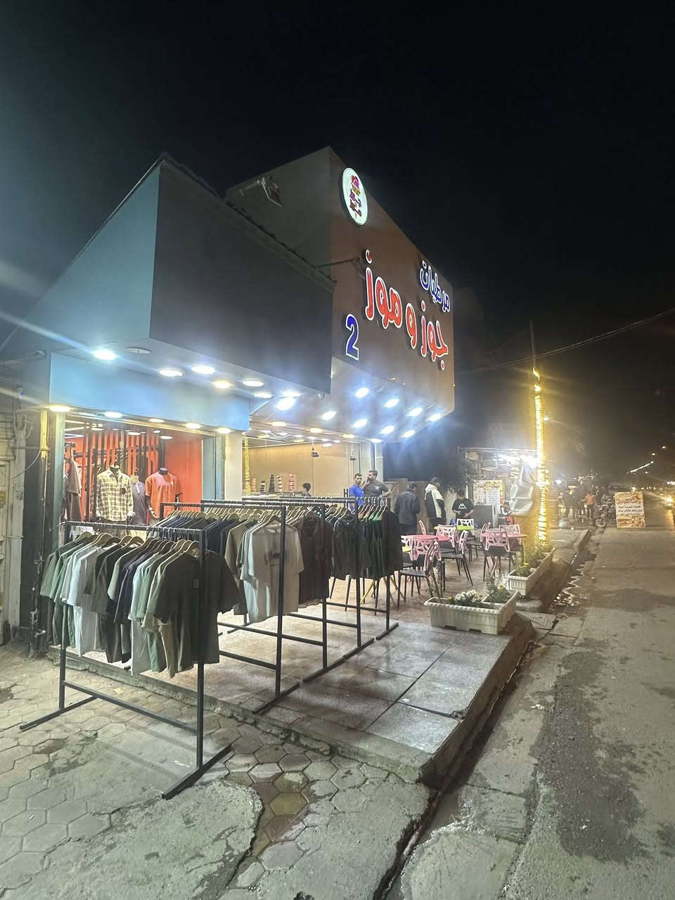 دار للبيع تجاري عله شارع العام شارع البلديه مسحه 250واجهه 10نزال 25يتكون من محلين +بيت يتكون من الطابق الاول من 3مداخل +ستقبال +هول +غرفتين نوم +مطبخ +خدمات الطابق الثاني من غرفتين +خدمات +سطحين الدار مسلح لاستفسار ***********
