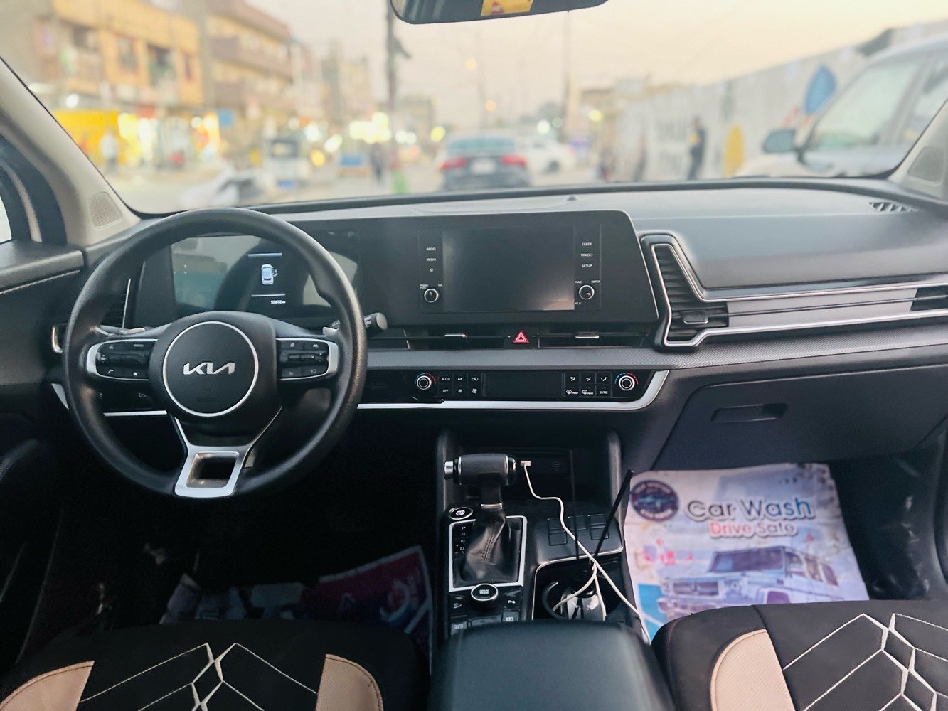 سيارة كيا سبورتج 2023 للبيع، لون أبيض،مواصفات نص فول. التصميم عصري ومجهز بكل الاحتياجات التكنولوجية الحديثة لجعل القيادة ممتعة وأكثر أمانًا. مناسبة لجميع الأجواء، اقتصادية في الوقود وآمنة على الطريق.السيارة مكفولة عدى الباب الخلفي عكس السايق بي بارد او القمارة رصعات اثر المطر غير ضاهرة فقط بل سونار