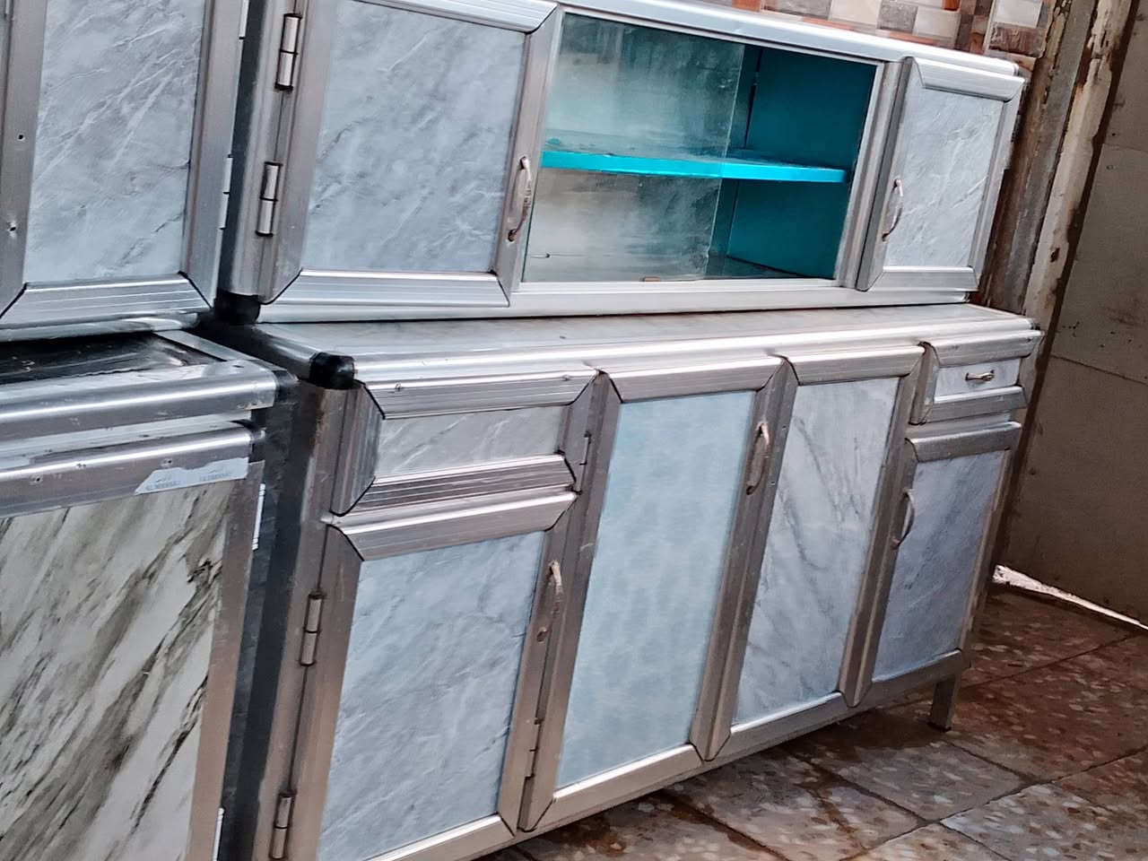 كاونتر ٤ قطع كلش نضيفه الطول لارضي مترين والسنك متر ونص وملحق نفس القياس السعر ٢٢٥ العنوان محاويل *********** يرهم مراوس ب سبلت او مكيف محترك
