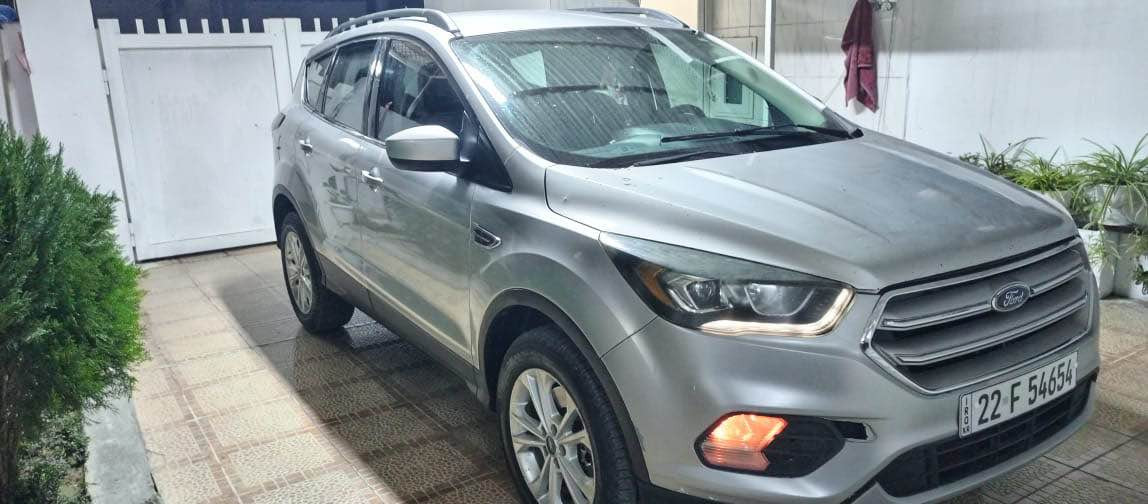 فۆرد ئیسکەیپ ٢٠١٧ 
سەیارەکە مەکینەی ١.٥ تۆبۆیە مواسەفاتی جوانە هیجدەعمی نیە رسمم دانایە بەس بۆنیتی دزرایە بێ ئەیرباگە ١ پارجە سبوخە وە گێر و مەکینەی گۆرایە لۆکە بێ کێشەیە وە بۆ نرخ داوای ١٠٣ لێ دەکەم مەجالی هەیە 
تەلەفۆن و وەتساب *********** بەس تەلەفۆن أربيل, العراق
