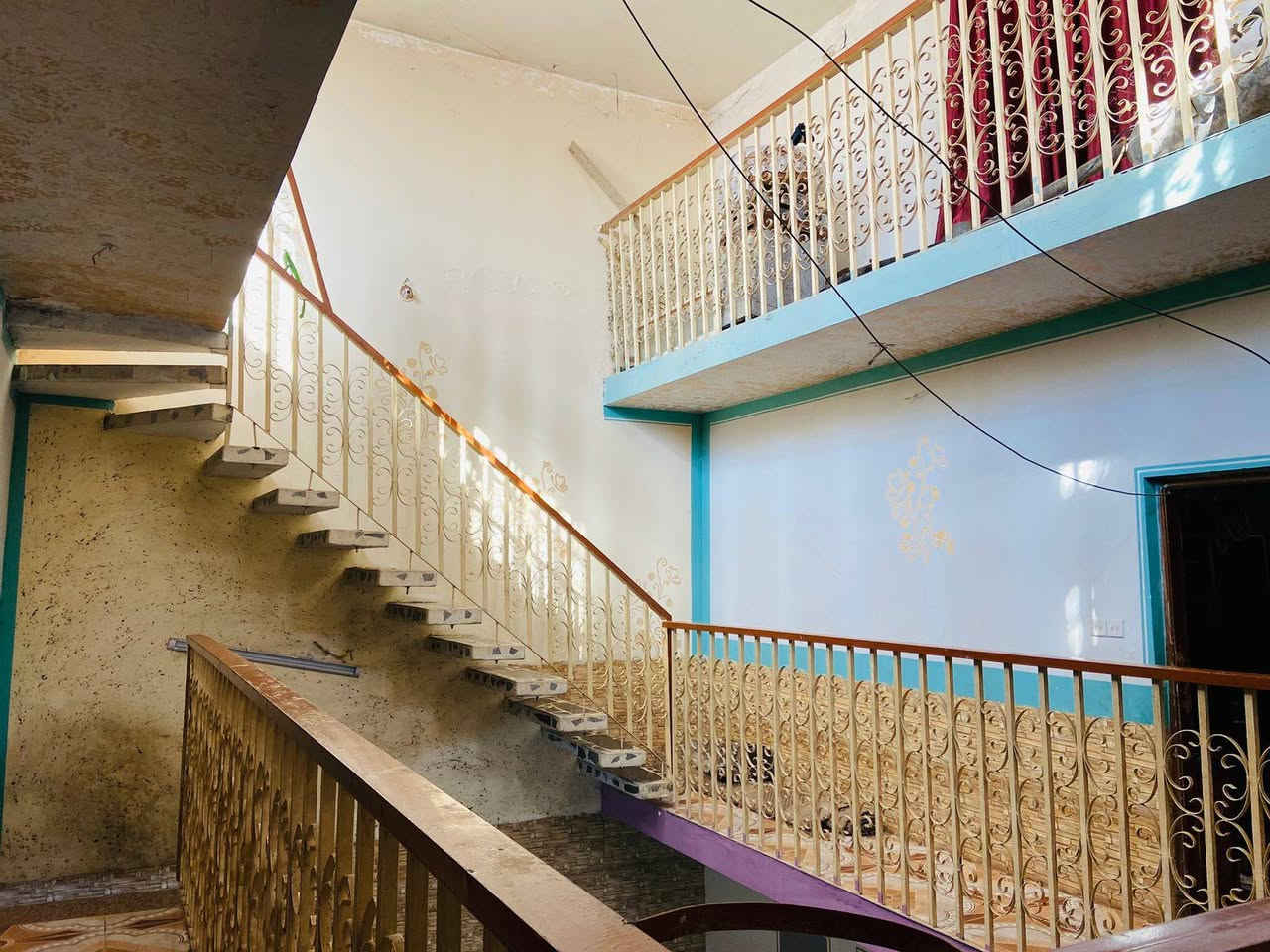 السلام عليكم مرخصة الادمن بيت 200 متر علئ تجاري سايدين مال جامع النور بي 8 نوم وستقبال جبيرة وحوالي ومطبخ وصحيات البيت جديد السعر 300 وبي مجال قليل بيت كامل وجديد ما تذب علية الف. الاتصال ‏‪*********** بي وات ساب
